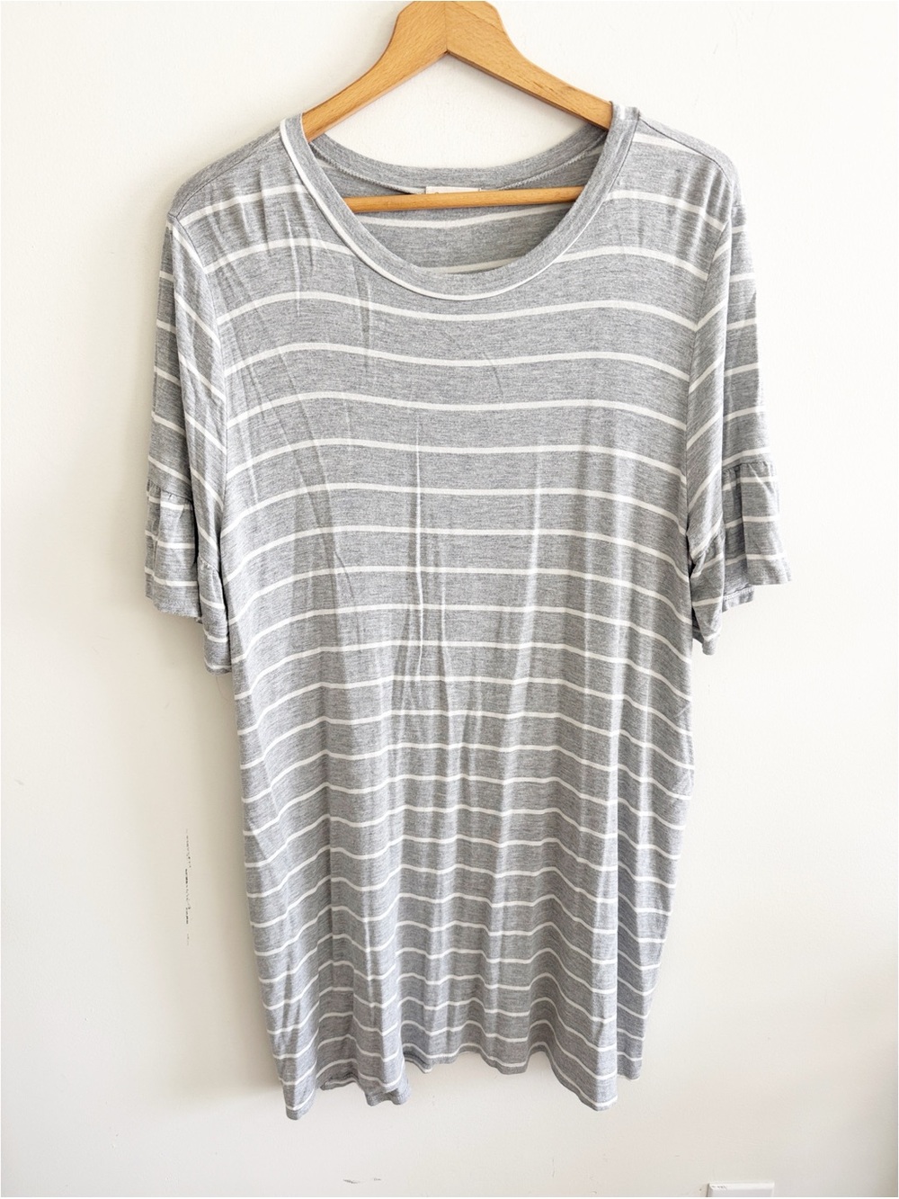 Boutique cotton bleu gray/white stripped ruffled sleeve t-shirt dress size XL